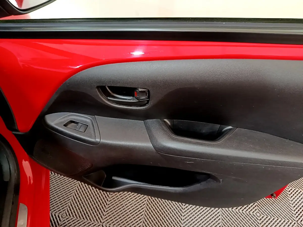 Vue rapprochée de la porte intérieure côté gauche rouge et noire du Peugeot 108 2017 finition TOP! STYLE.