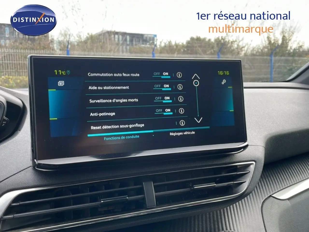 Vue intérieure du tableau de bord du Peugeot 3008 2024, écran tactile affichant les réglages d’aides à la conduite.