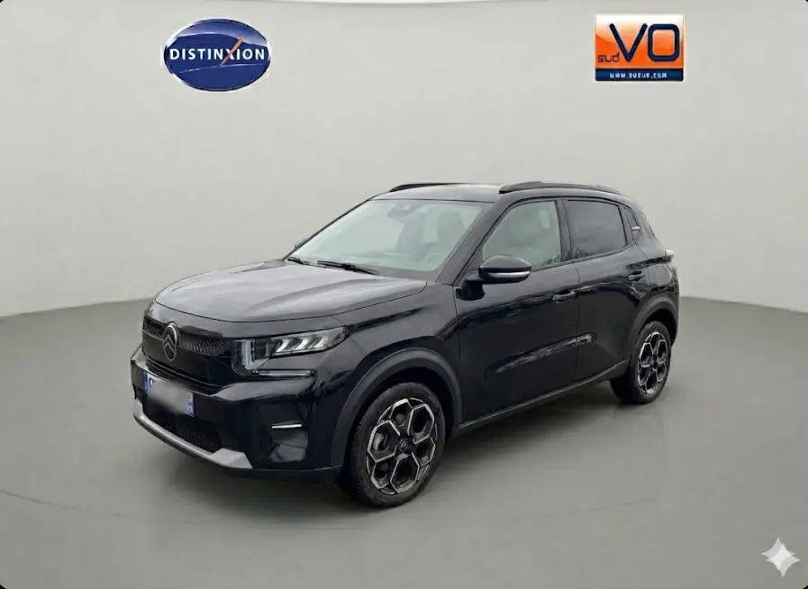 SUV Citroën C3 noir vu en 3/4 avant droit, avec jantes alliage et barres de toit visibles en studio.