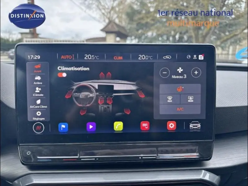 Écran tactile central de la CUPRA Leon 2024 montrant les réglages de climatisation intérieure.