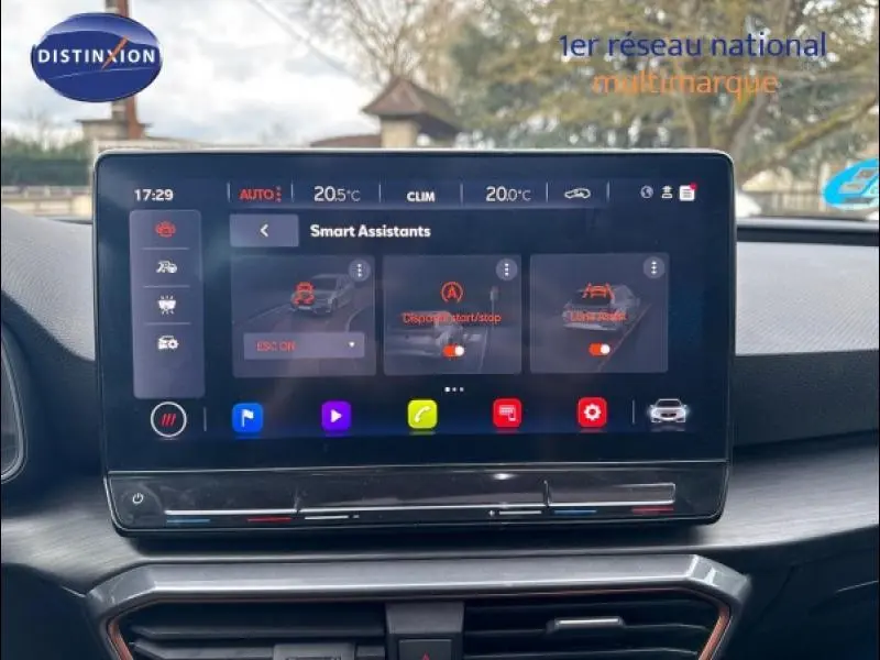 Écran tactile central affichant les assistants intelligents dans l'habitacle d'une CUPRA Leon gris mat 2024.