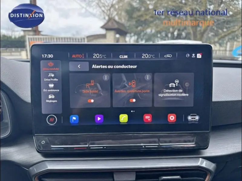 Écran tactile central du tableau de bord de la CUPRA Leon 2024 affichant les alertes au conducteur