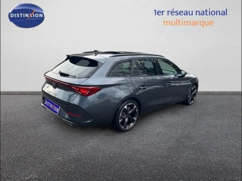 Vue 3/4 arrière droite d'une CUPRA Leon 1.5 eTSI 150ch gris magnétique mat avec toit ouvrant panoramique.