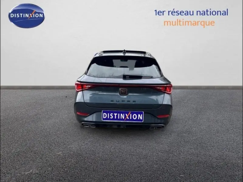 Vue arrière d'une CUPRA Leon 2024 gris magnétique mat avec feux LED et double sortie d'échappement.