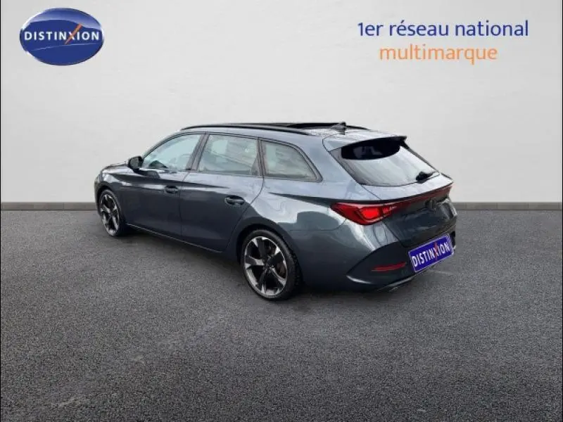 Vue 3/4 arrière droite d'une CUPRA Leon 2024 gris magnétique mat avec toit ouvrant panoramique et jantes alu noires.