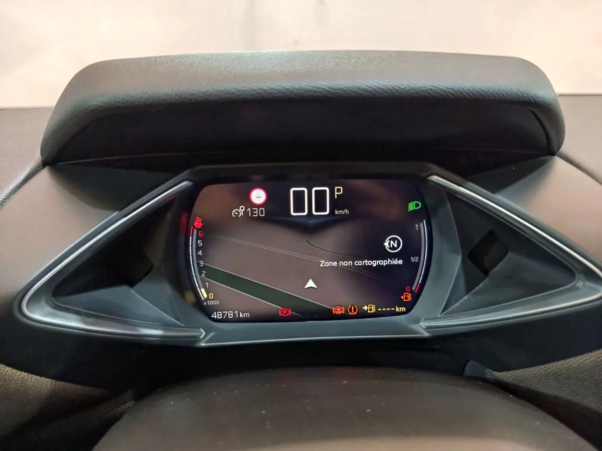 Tableau de bord numérique du DS3 Crossback 2020 affichant la vitesse et la navigation, vue frontale intérieure.