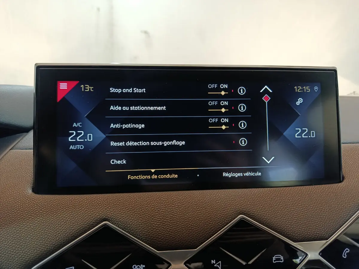 Écran tactile central du DS3 Crossback 2020 affichant les réglages de conduite et la climatisation à 22°C.