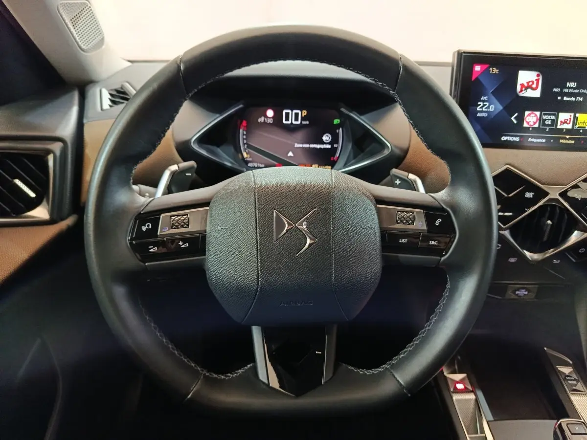 Vue rapprochée du volant cuir noir et du tableau de bord digital du DS3 Crossback PureTech 130 2020.