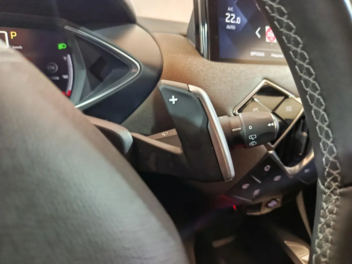 Gros plan sur la palette de changement de vitesse droite et le tableau de bord numérique du DS3 Crossback gris foncé 2020.