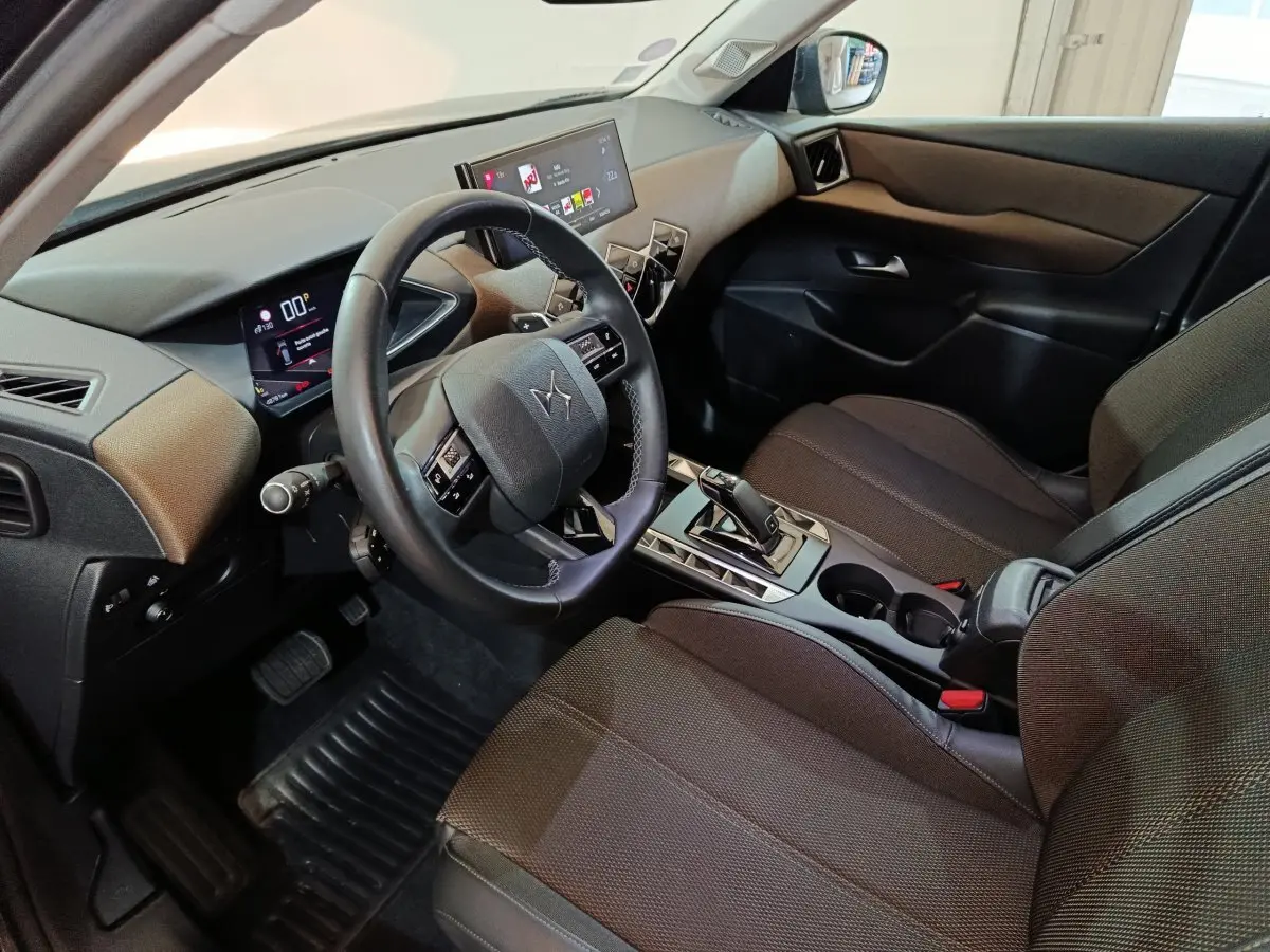Intérieur vue côté conducteur du DS3 Crossback gris foncé, volant cuir multifonctions et écran tactile 10,3 pouces.