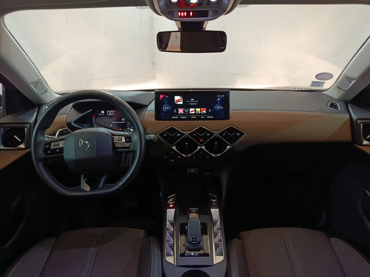 Intérieur du DS3 Crossback 2020 vu de face, tableau de bord marron et noir avec écran tactile central 10,3 pouces.
