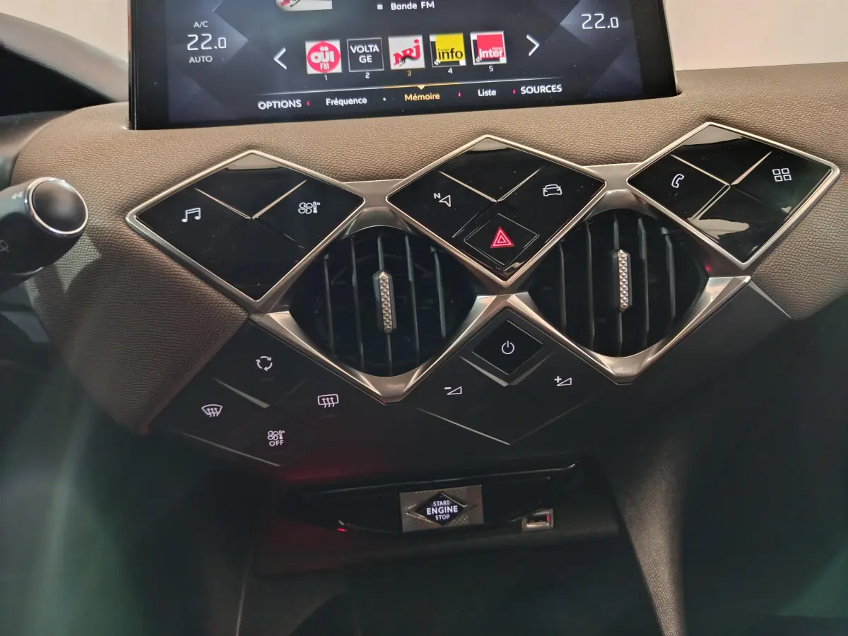 Vue rapprochée du tableau de bord du DS3 Crossback 2020 avec commandes tactiles et écran multifonctions.