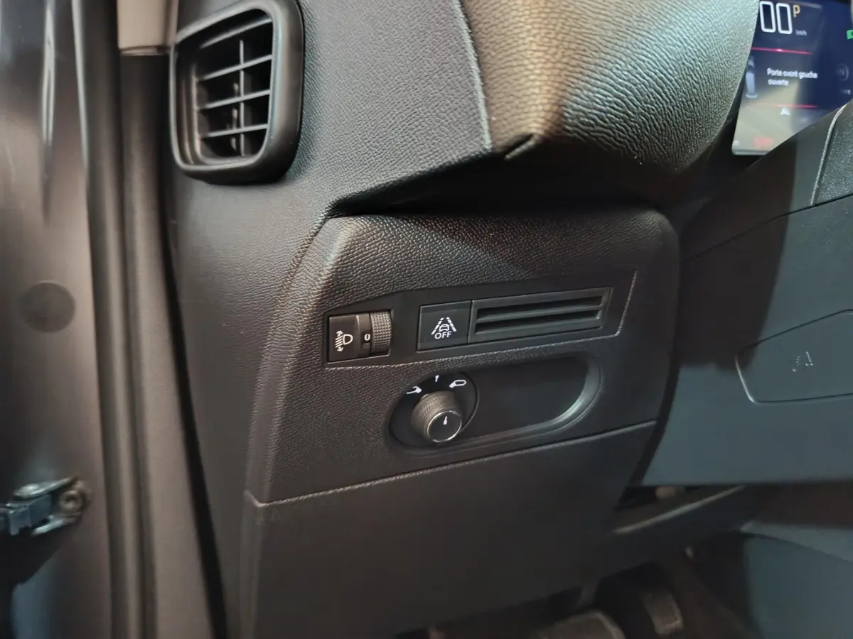 Détail du tableau de bord côté gauche noir du DS3 Crossback 2020 avec commandes d'éclairage et assistance au maintien de voie.