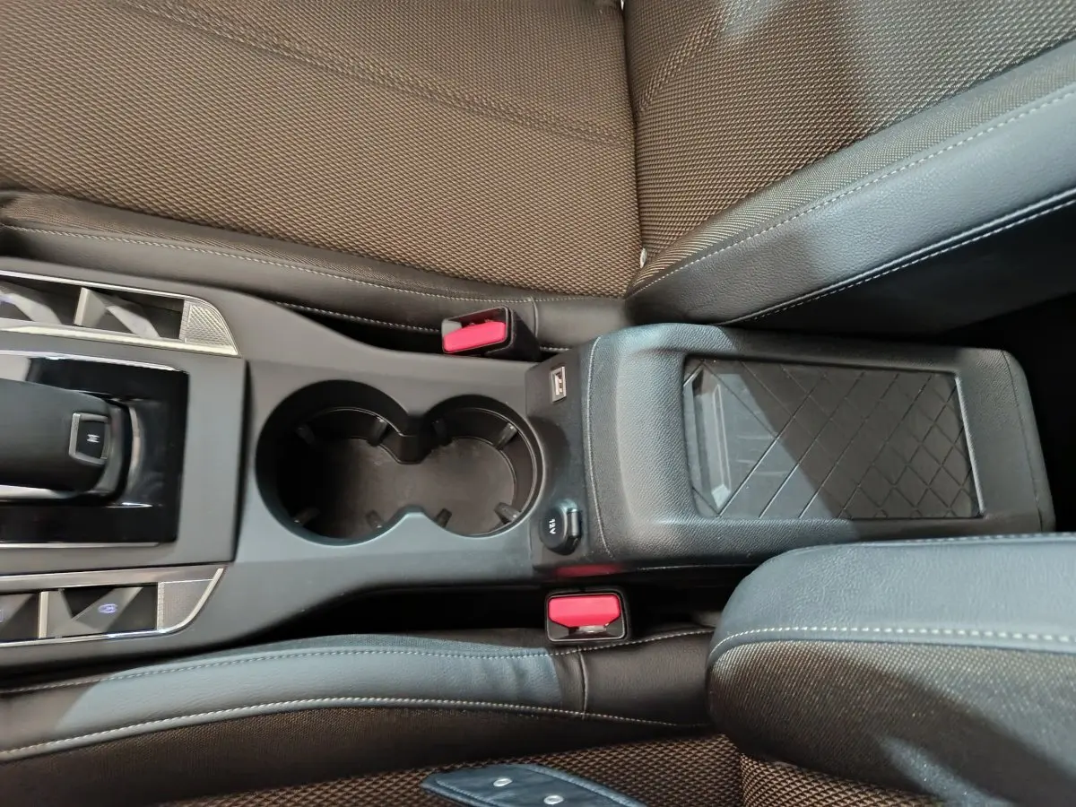 Vue rapprochée de la console centrale noire et des sièges marron du DS3 Crossback PureTech 130 Automatique Business 2020