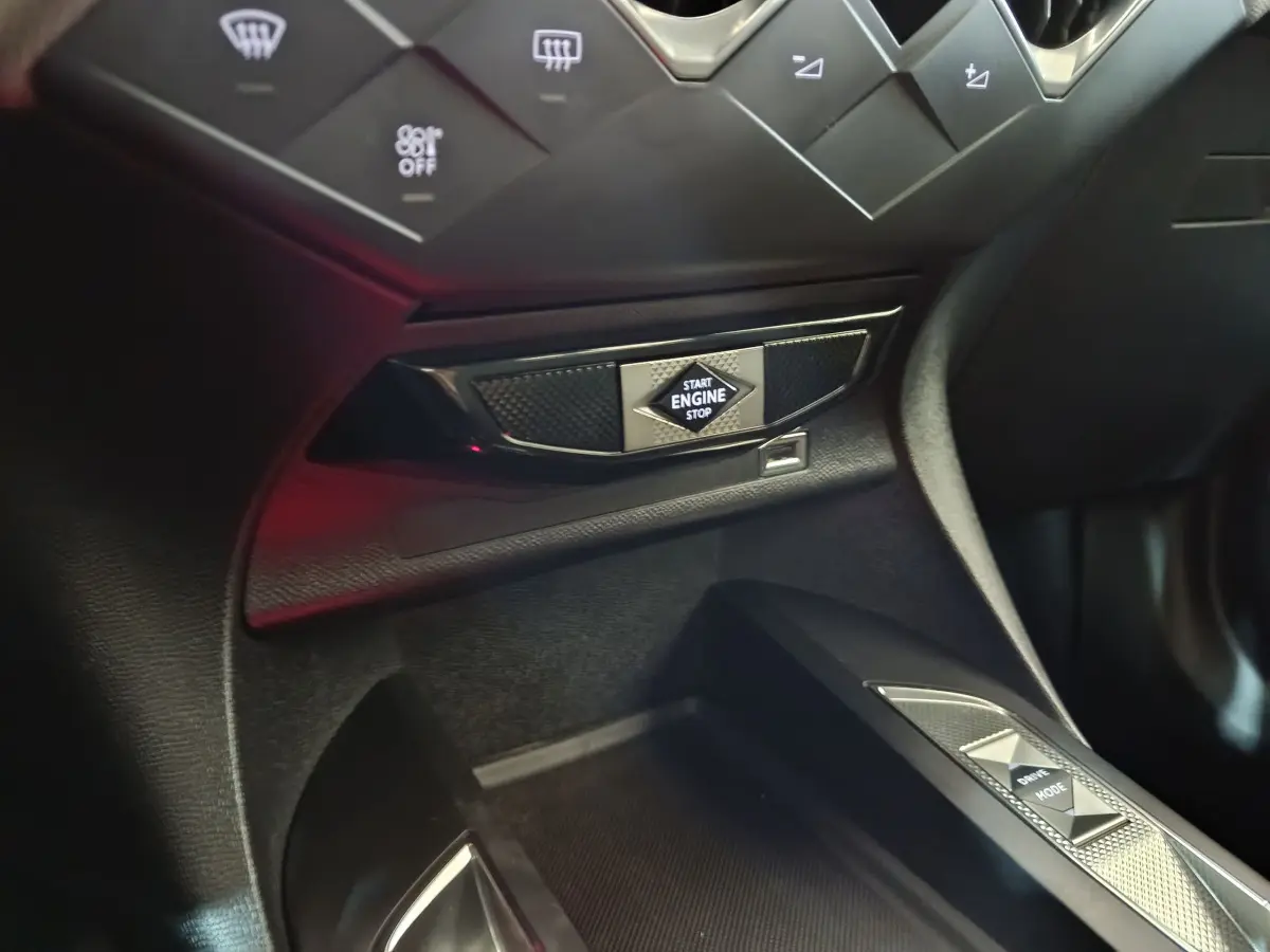 Détail intérieur du DS3 Crossback gris foncé montrant le bouton Start Engine Stop et la commande Drive Mode.