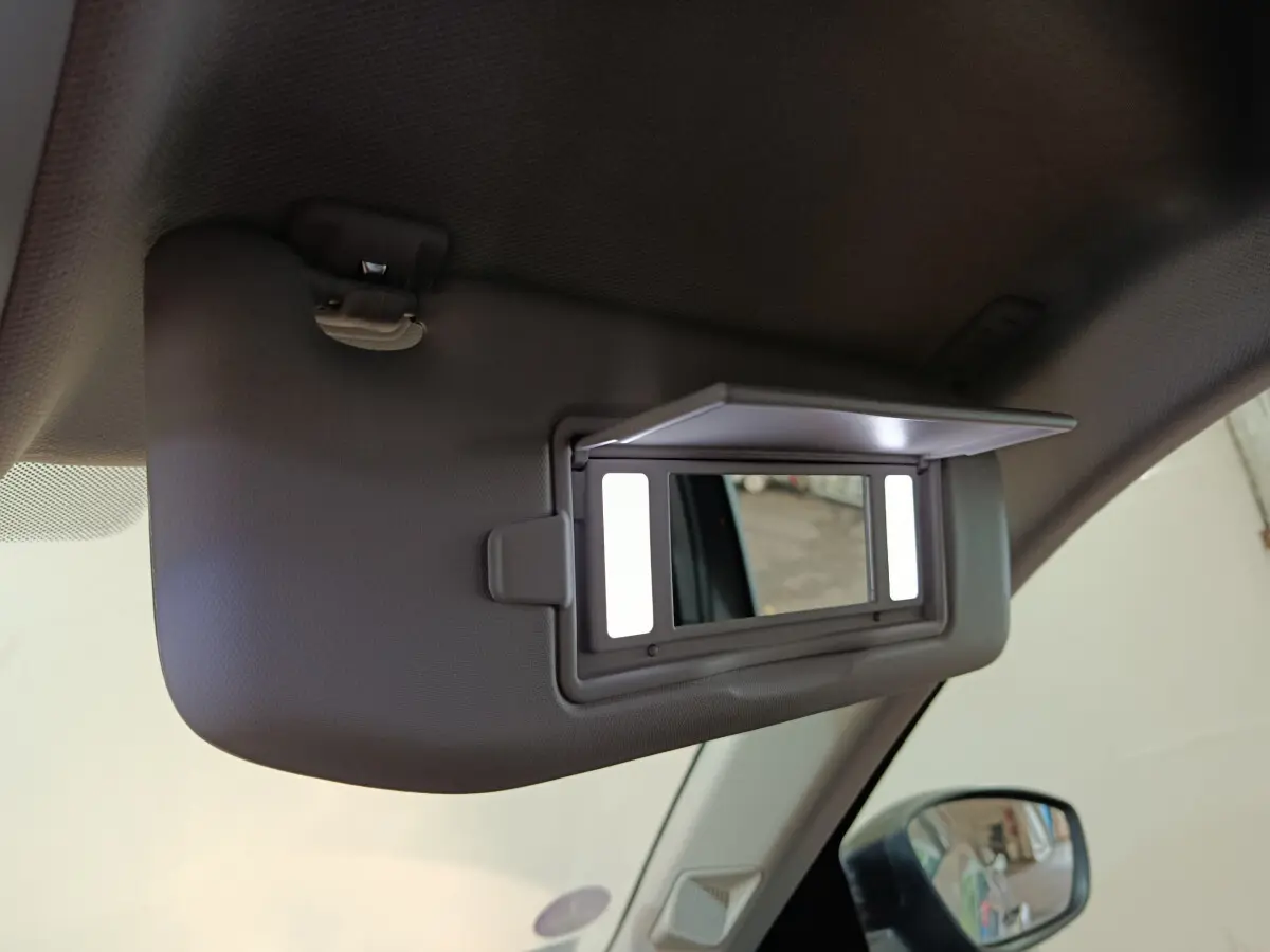 Miroir de courtoisie éclairé sur pare-soleil intérieur gris du DS3 Crossback PureTech 130 2020.