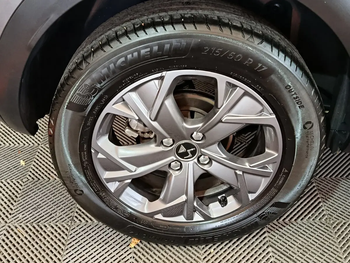 Gros plan sur la roue avant droite du DS3 Crossback gris foncé avec jante alliage et pneu Michelin.