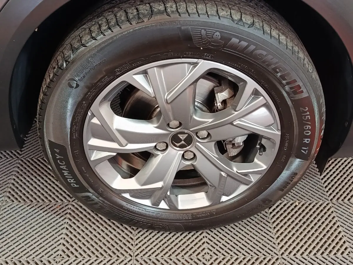 Gros plan sur la jante alliage argentée et pneu Michelin du DS3 Crossback gris foncé, côté droit.