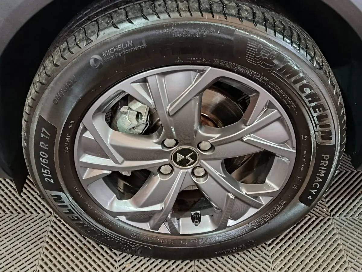 Gros plan sur la roue arrière droite du DS3 Crossback gris foncé, pneu Michelin Primacy 4 visible.
