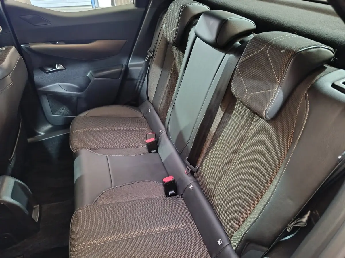 Banquette arrière en tissu gris foncé vue côté droit dans le DS3 Crossback PureTech 130 Automatique Business 2020.