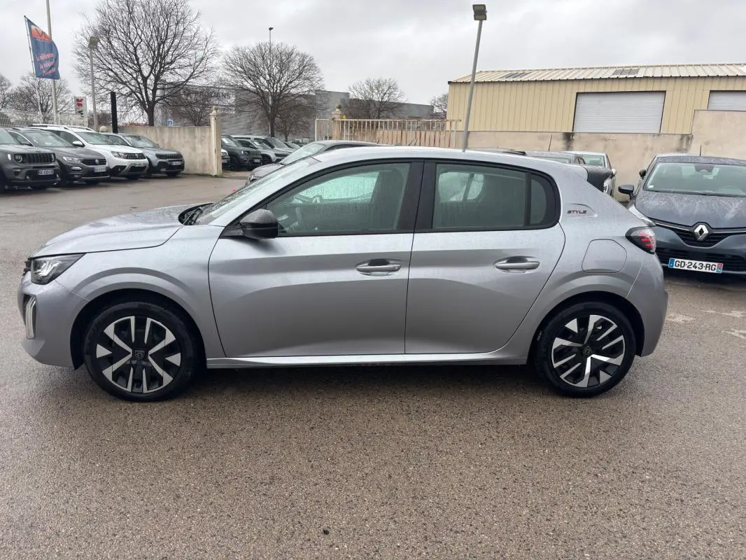 Peugeot 208 Hybrid gris vue de profil côté gauche, avec jantes 16 pouces et badge Style sur l'aile arrière.