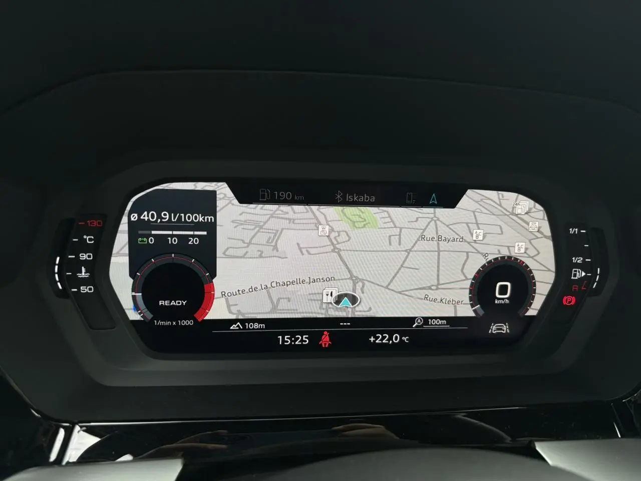 Tableau de bord numérique Audi virtual cockpit affichant la navigation GPS dans une Audi A3 Berline gris 2020.