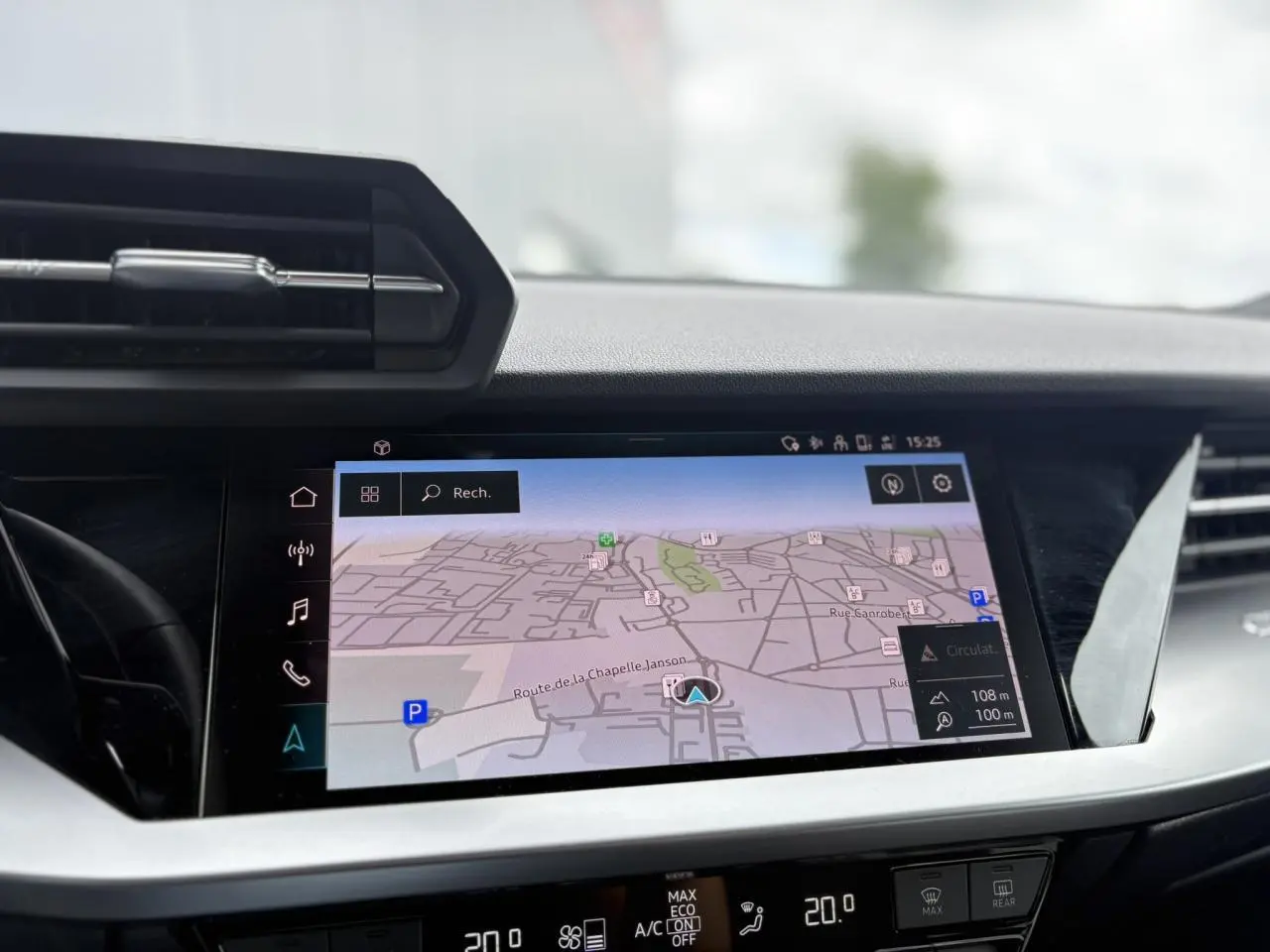 Écran tactile central affichant la navigation GPS dans l'habitacle d'une Audi A3 Berline gris 2020.
