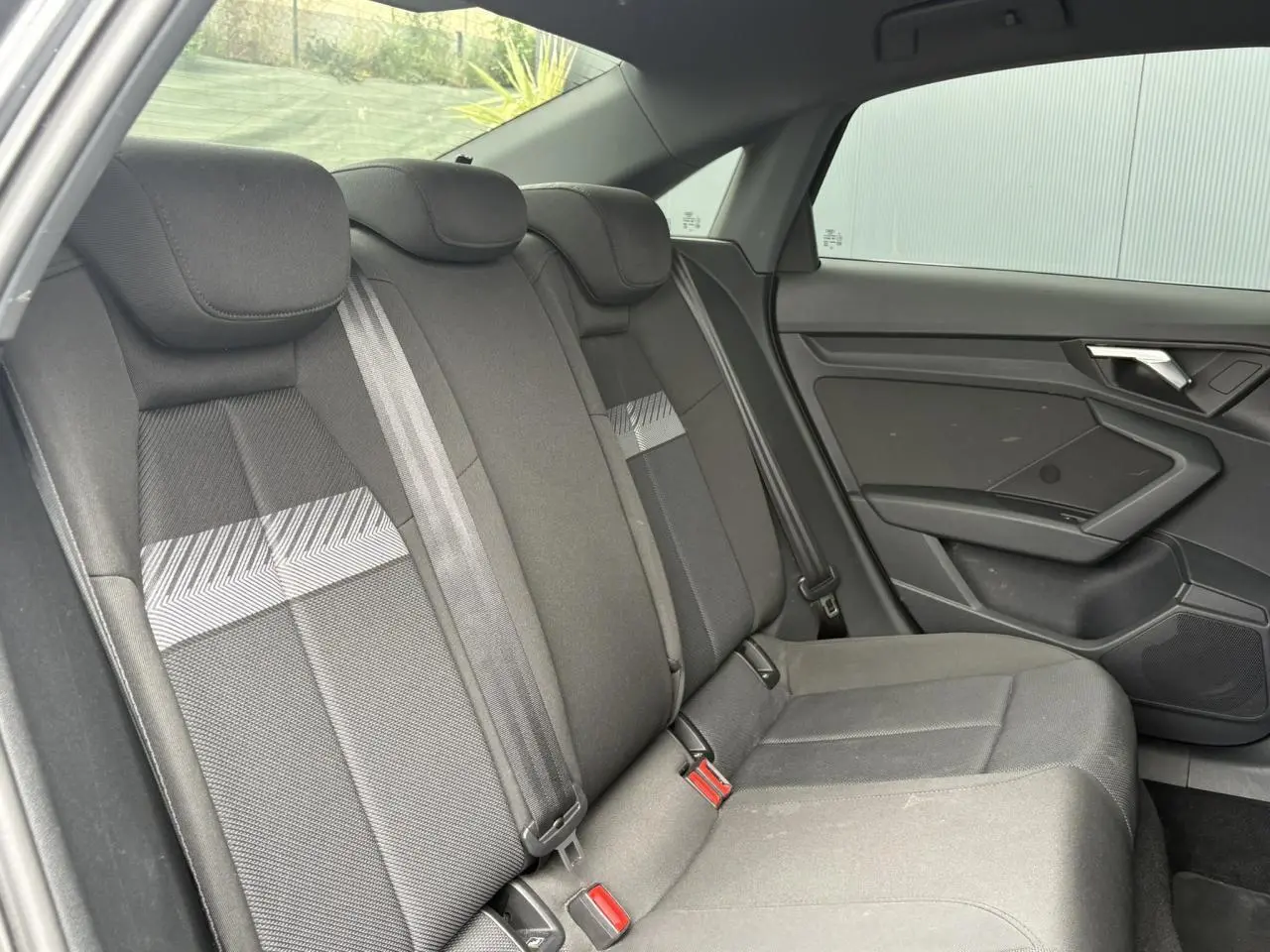 Vue intérieure côté droit des sièges arrière noirs de l'Audi A3 Berline 35 TFSI 150 Design de 2020.