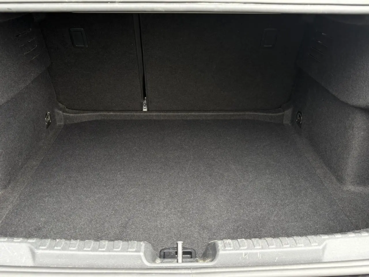 Coffre vide de l'Audi A3 Berline 35 TFSI 150 Design gris, vue intérieure arrière montrant l'espace de chargement.