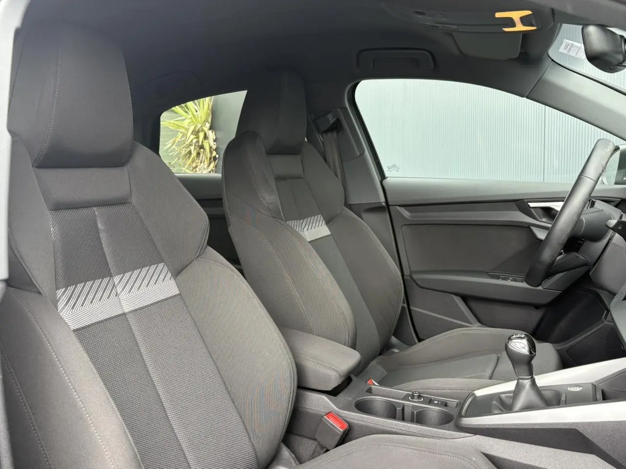 Intérieur de l'Audi A3 Berline 35 TFSI 2020, vue côté droit sur sièges sport gris et levier de vitesse manuel.