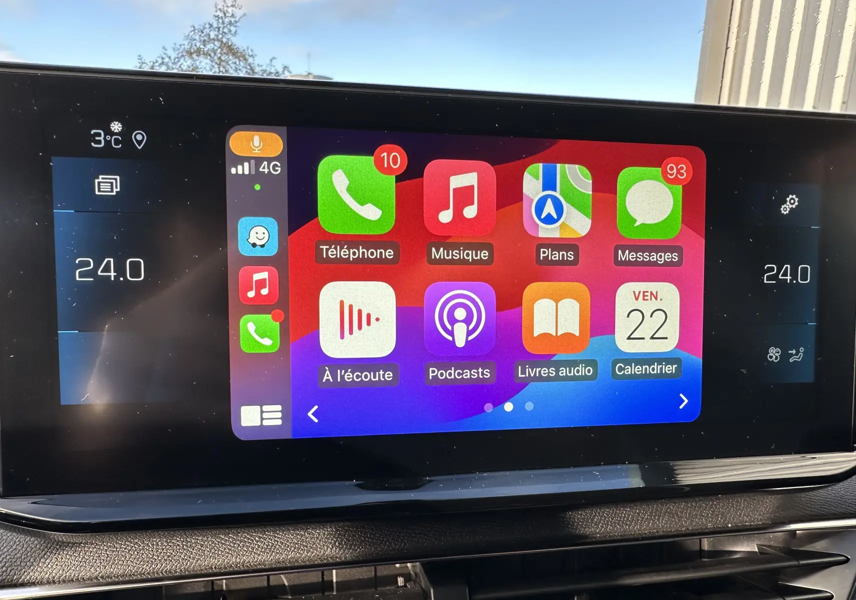 Écran tactile central du Peugeot 3008 2024 affichant Apple CarPlay avec température intérieure à 24°C.