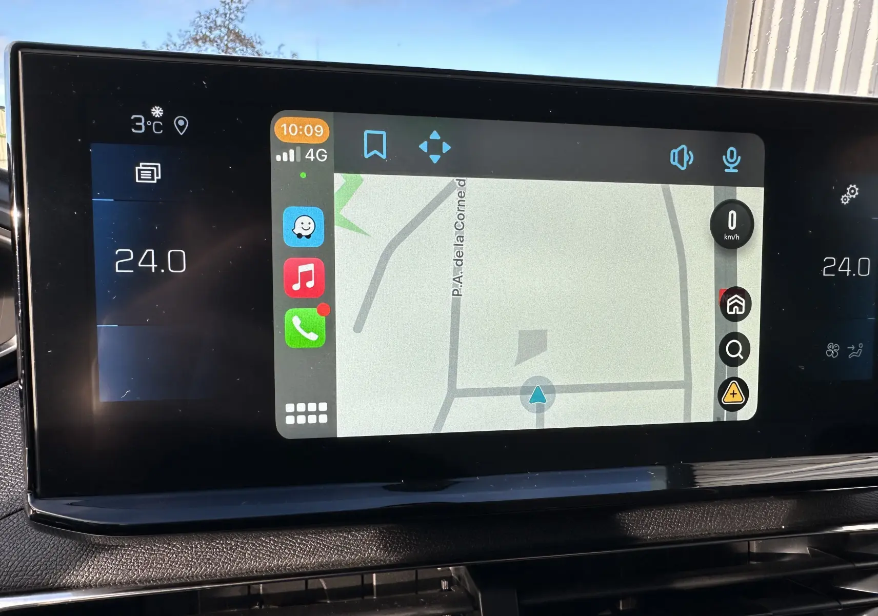 Écran tactile central du Peugeot 3008 2024 blanc nacré affichant la navigation et la température intérieure à 24°C.