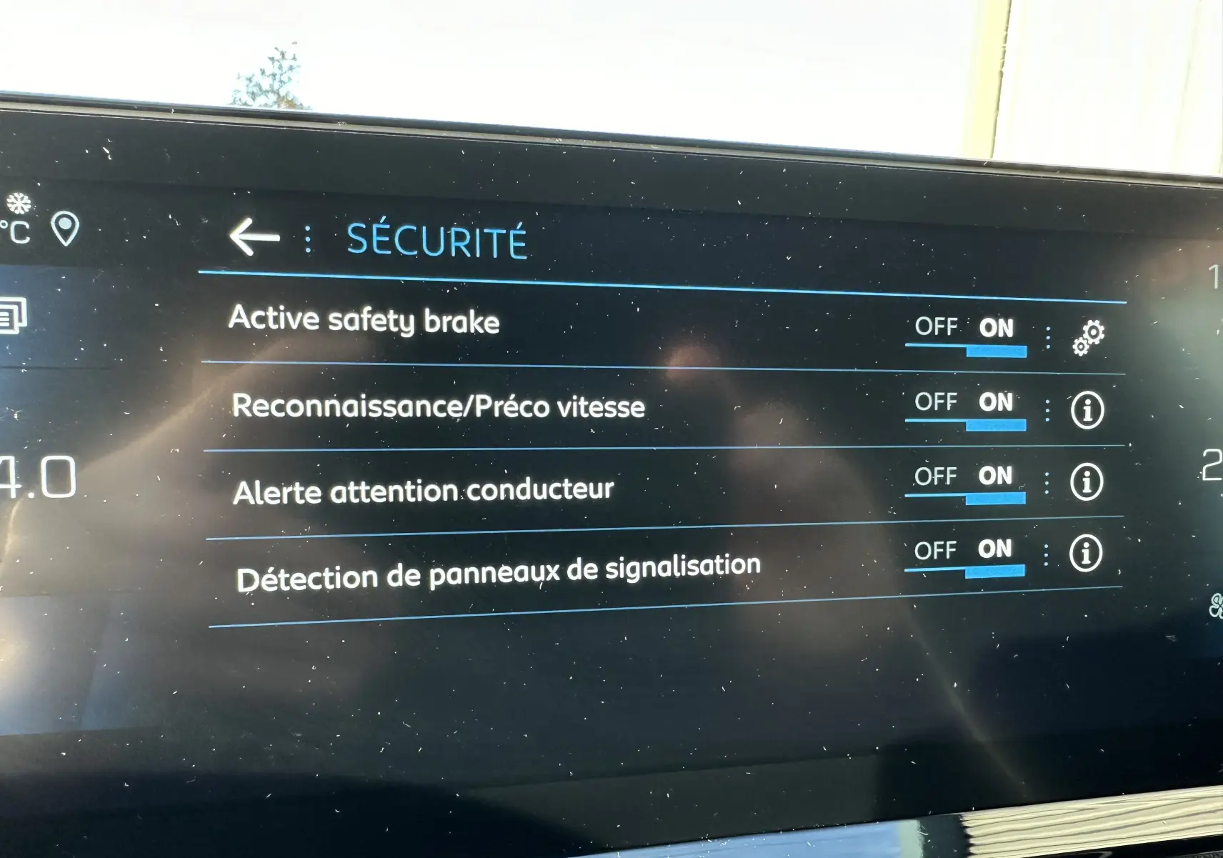 Écran tactile intérieur du Peugeot 3008 blanc nacré montrant les réglages de sécurité activés.