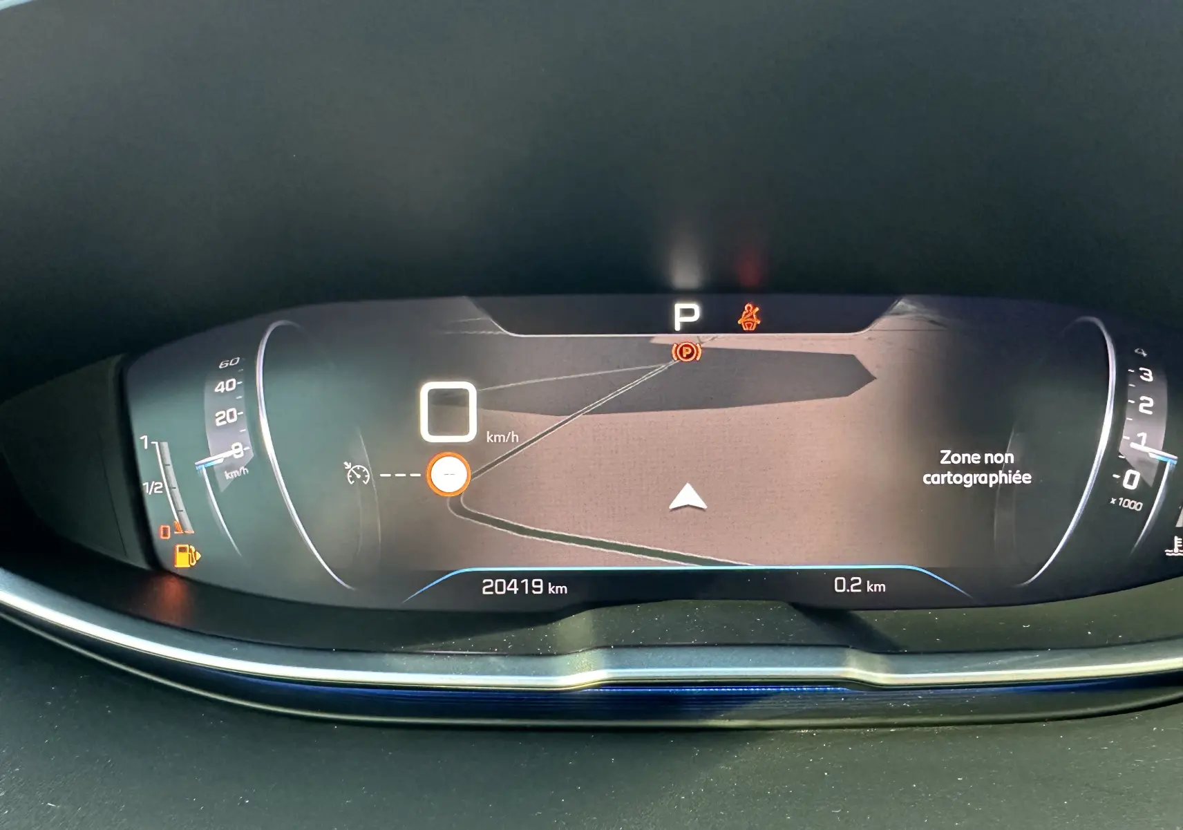 Tableau de bord numérique du Peugeot 3008 1.5 BlueHDi 130 blanc nacré, affichant la vitesse et la navigation.