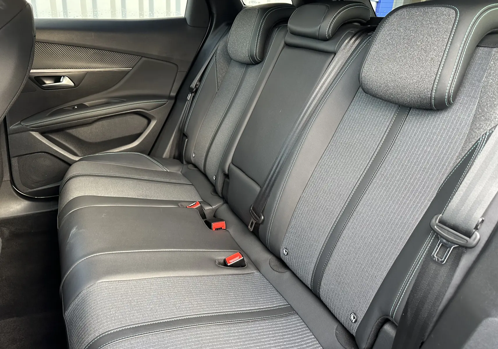 Vue latérale droite des sièges arrière en tissu et cuir gris du Peugeot 3008 1.5 BlueHDi 130 Allure Pack 2024.