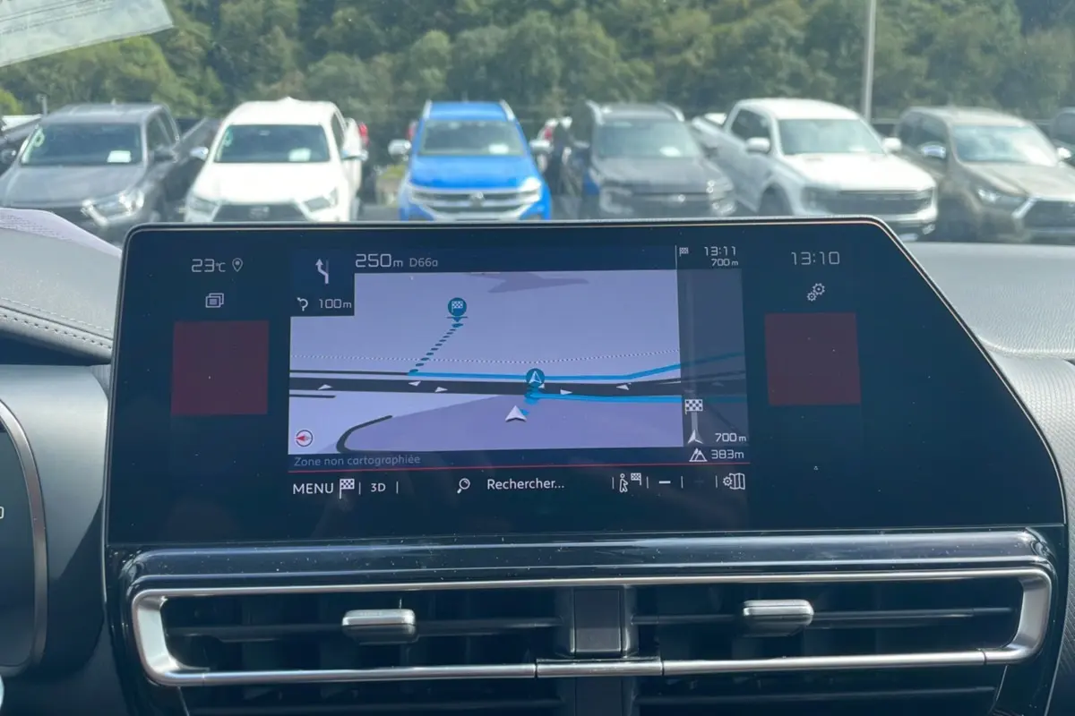 Écran tactile du système de navigation du Citroën C5 Aircross Hybrid 2025, vue intérieure avant avec tableau de bord noir.