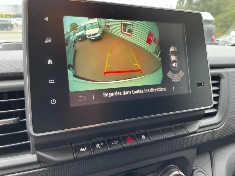 Écran tactile intérieur du Renault Trafic Fourgon blanc glacier montrant la caméra de recul avec guidage dynamique.