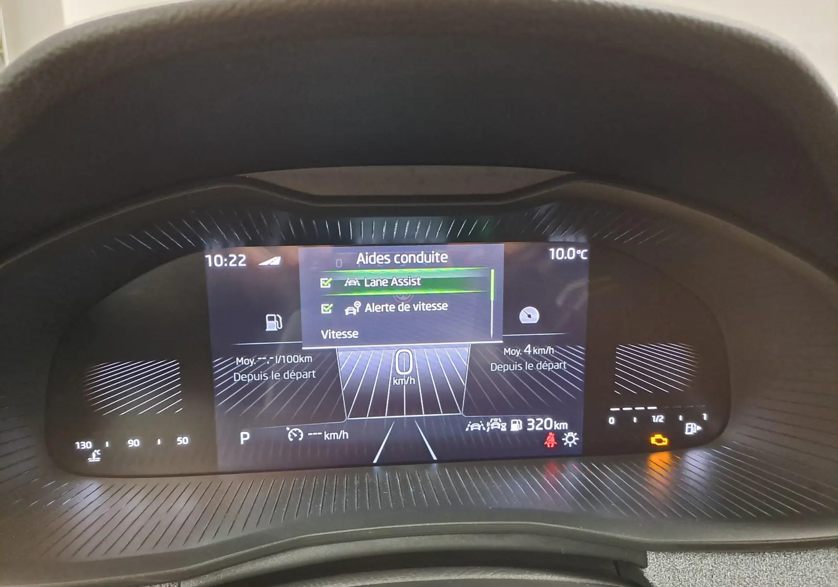 Tableau de bord numérique du Skoda Kamiq 2025 montrant les aides à la conduite et la vitesse à 0 km/h.