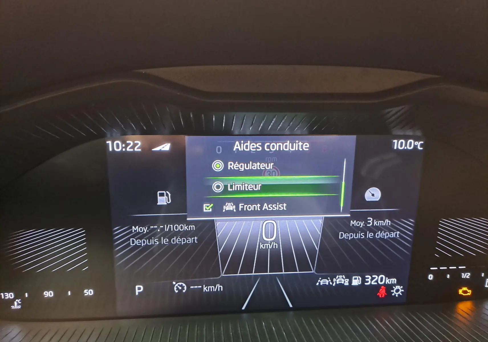 Affichage numérique du tableau de bord du Skoda Kamiq 2025 montrant les aides à la conduite et la vitesse à 0 km/h.