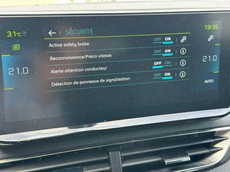 Écran tactile intérieur du Peugeot 3008 Hybride 2024 affichant les réglages de sécurité et la climatisation à 21°C.