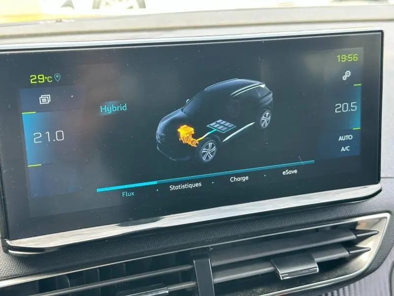 Écran tactile intérieur du Peugeot 3008 Hybride Rechargeable montrant le schéma de fonctionnement hybride.