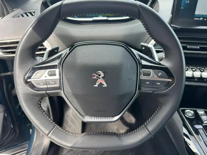 Gros plan sur le volant cuir multifonction noir du Peugeot 3008 Hybride Rechargeable 2024 avec commandes intégrées.
