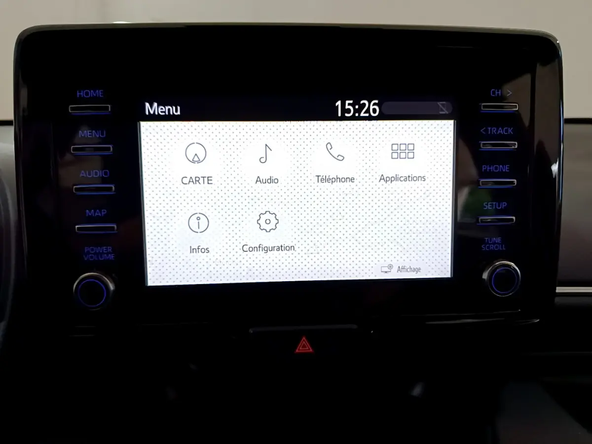 Écran tactile central allumé de la Toyota Yaris Hybride 116h, affichant le menu principal avec options multimédia.