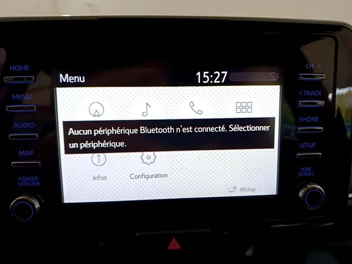 Écran tactile central de la Toyota Yaris hybride 2021 affichant un menu Bluetooth sans connexion, vue de face.