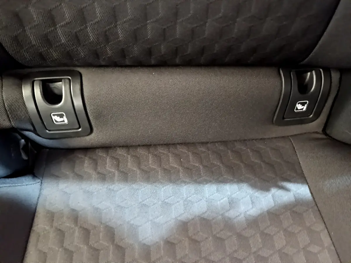 Détail de la banquette arrière gris foncé de la Toyota Yaris hybride 2021 avec attaches Isofix visibles.