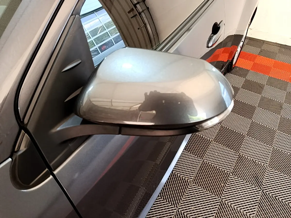 Rétroviseur côté gauche gris clair de la Toyota Yaris hybride 2021 avec clignotant intégré, vue rapprochée.