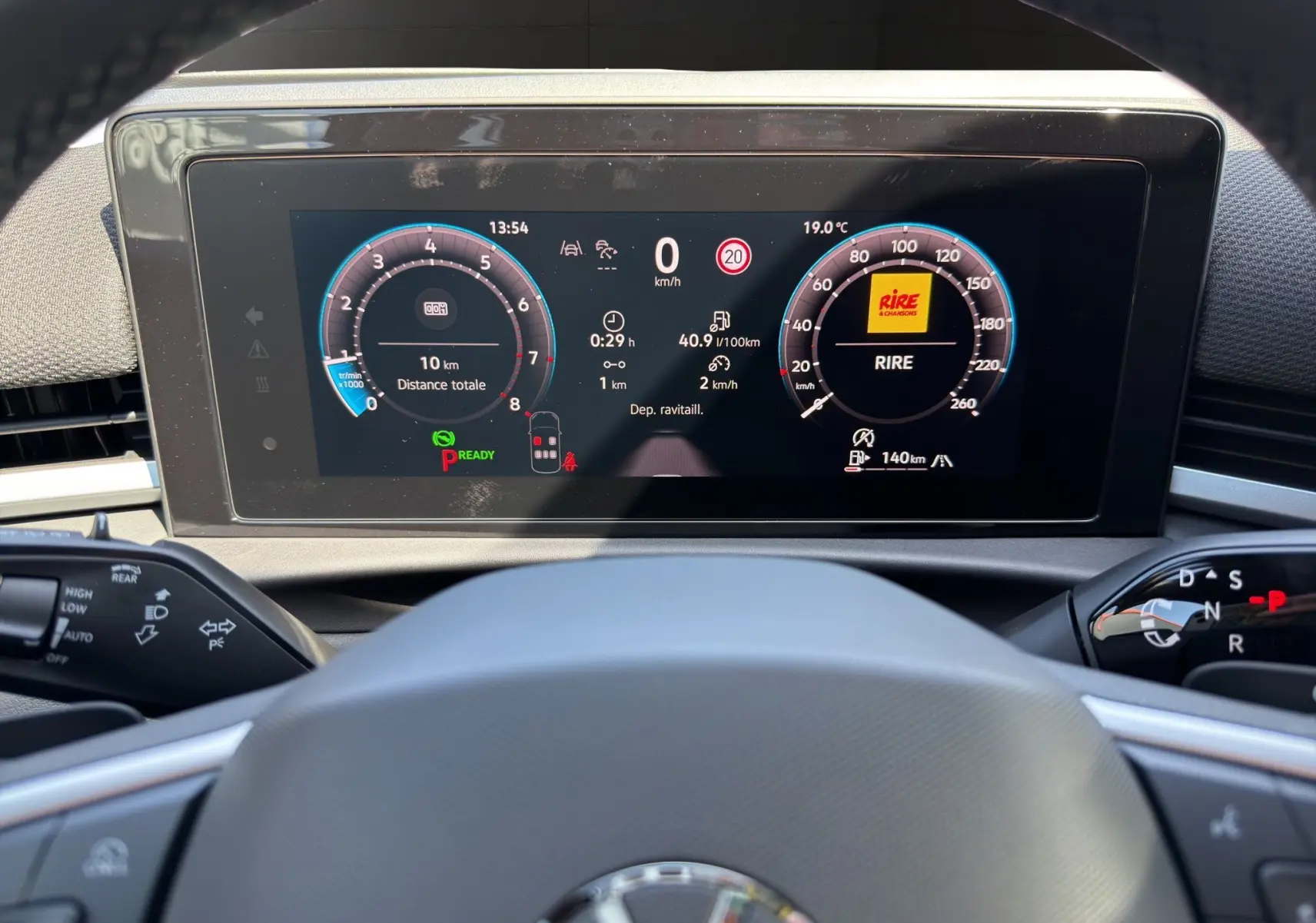 Vue intérieure du tableau de bord numérique du Volkswagen T-Roc noir, affichant les compteurs et informations de conduite.