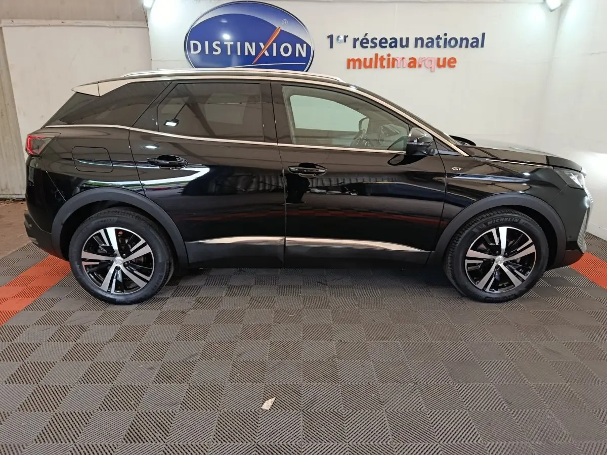 Peugeot 3008 PureTech 130 GT noir vue de profil côté gauche, avec jantes alliage et toit contrasté blanc.