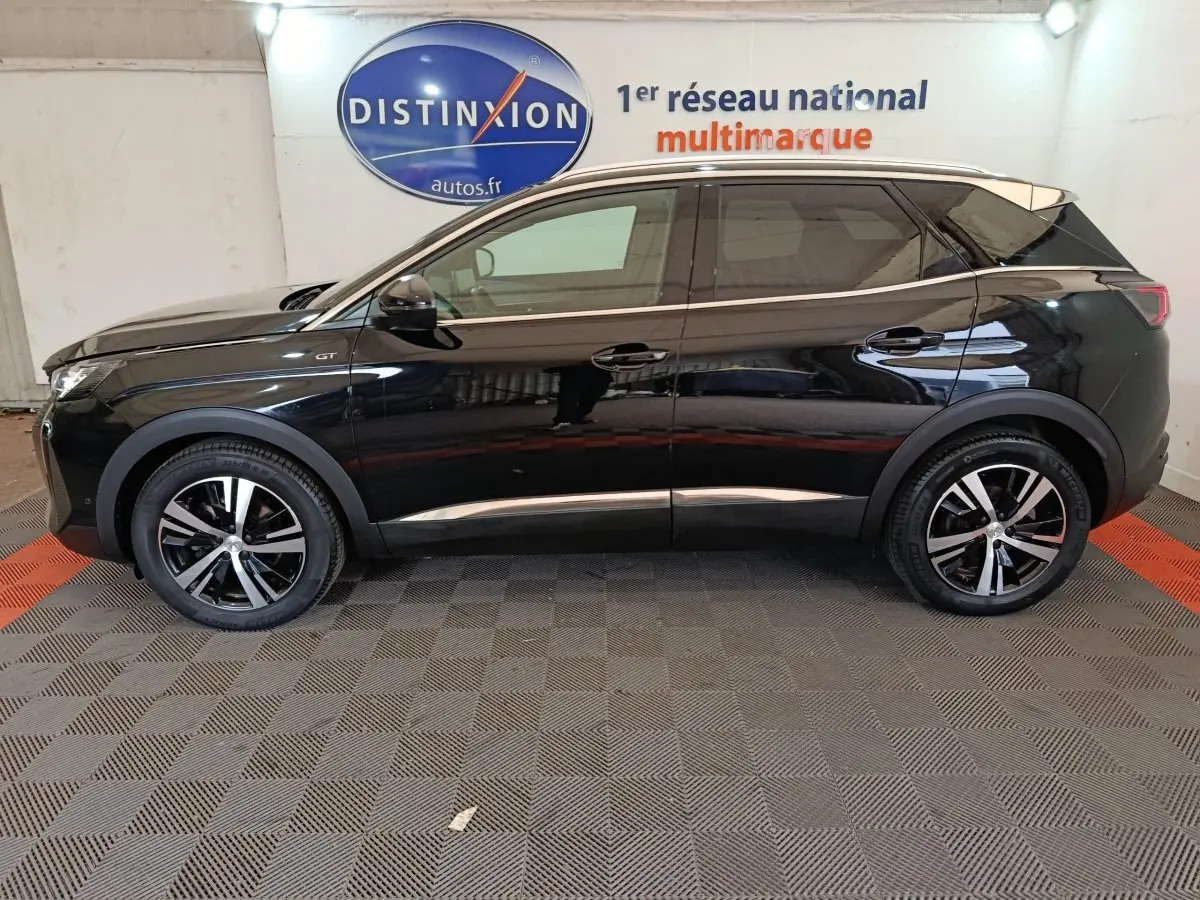 Peugeot 3008 PureTech 130 GT noir vue de profil côté gauche, avec jantes alliage et toit contrasté beige.