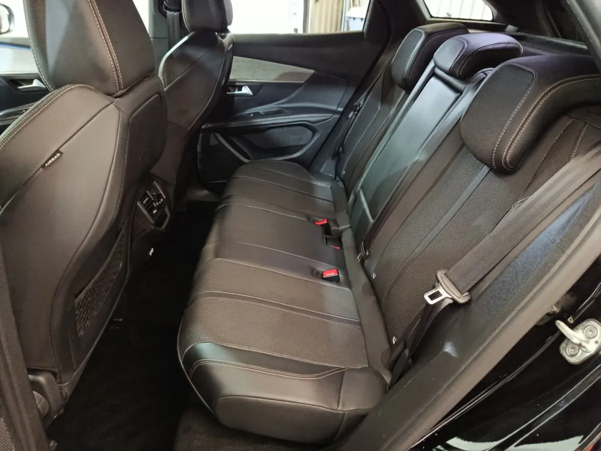 Vue côté droit de la banquette arrière noire en cuir du Peugeot 3008 PureTech 130 S&S EAT8 GT 2022.